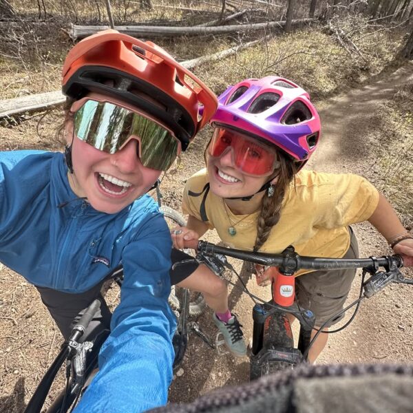 Barátok mountain bike-on